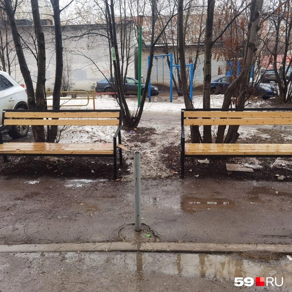 Рядом с местом происшествия&nbsp;— детская площадка с качелями | Источник: Тимофей Калмаков / 59.RU