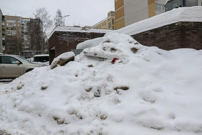 Трактор завалил снегом автомобиль нижегородца в отпуске