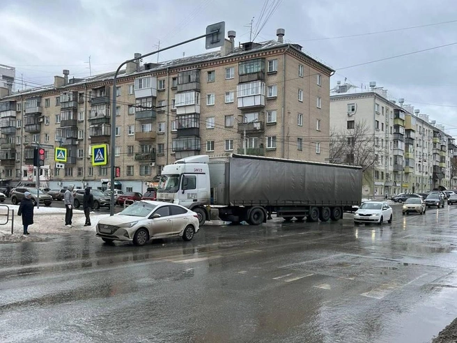 На перекрестке улиц Коммуны и Володарского тягач попал в ДТП с легковушкой | Источник: Госавтоинспекция Челябинска