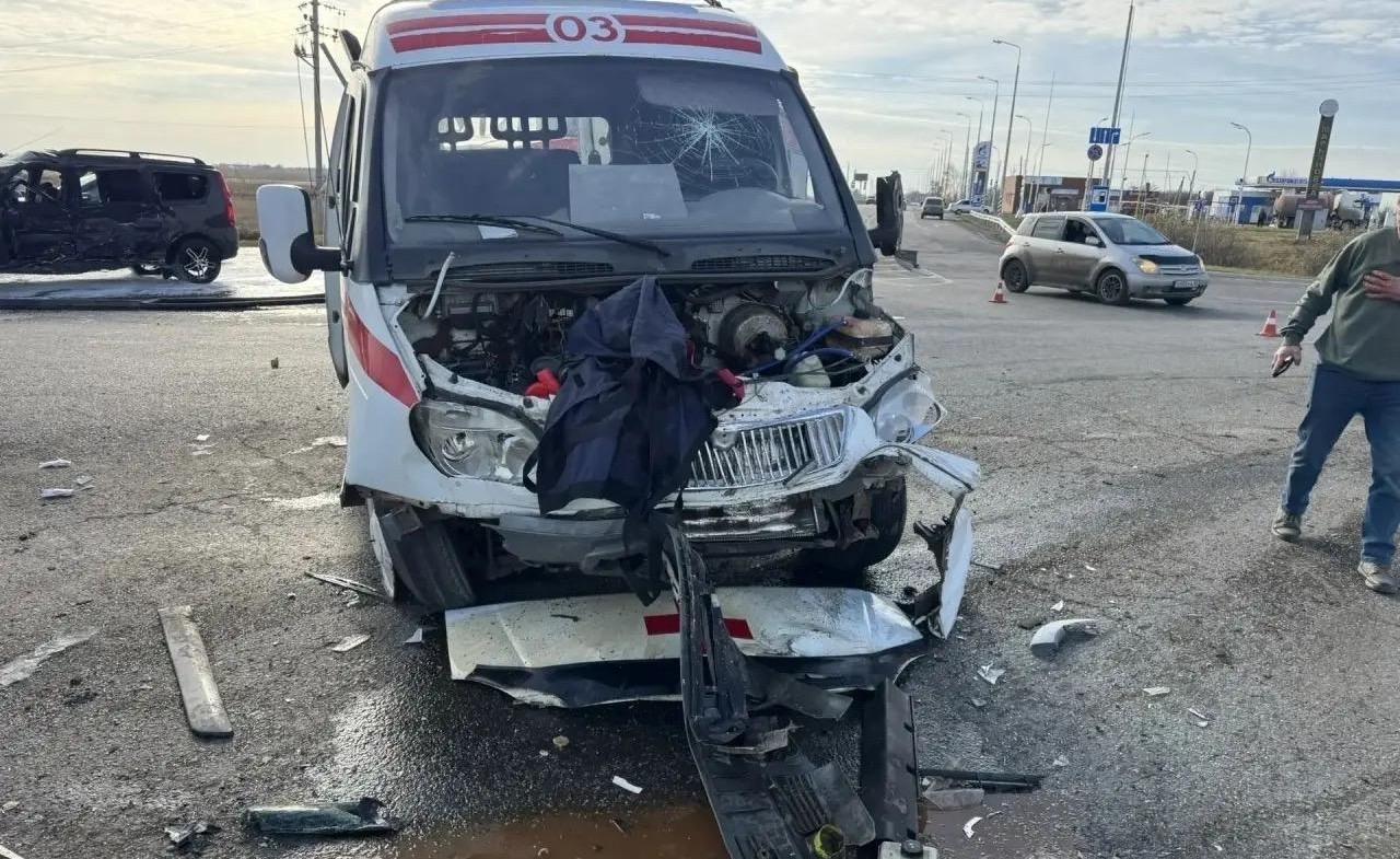 Largus влетел в скорую на трассе в Омской области — есть пострадавшие