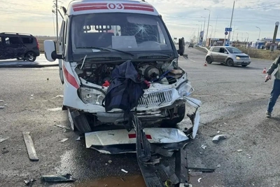 Largus влетел в скорую на омской трассе — четверо пострадавших