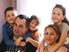 Как семья с десятью детьми борется с травлей в Сети