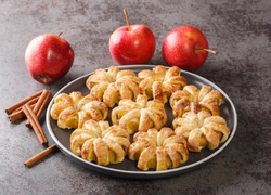 Яблоки в слоеном тесте: простейший рецепт десерта, с которым справятся все