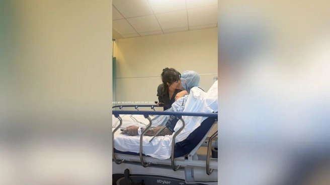 В больнице Баркера сопровождали жена Кортни Кардашьян и дочь Алабама. | Источник: @TravisBarker/Instagram