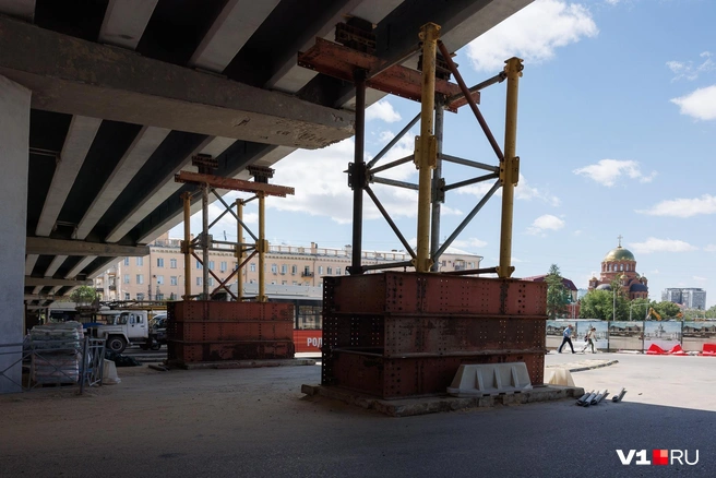 Подпорки держат мост только наполовину | Источник: Алексей Волхонский / V1.RU