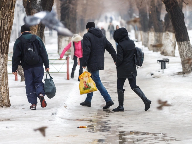 Передвижение по городу требует повышенной внимательности | Источник: Алексей Волхонский / V1.RU