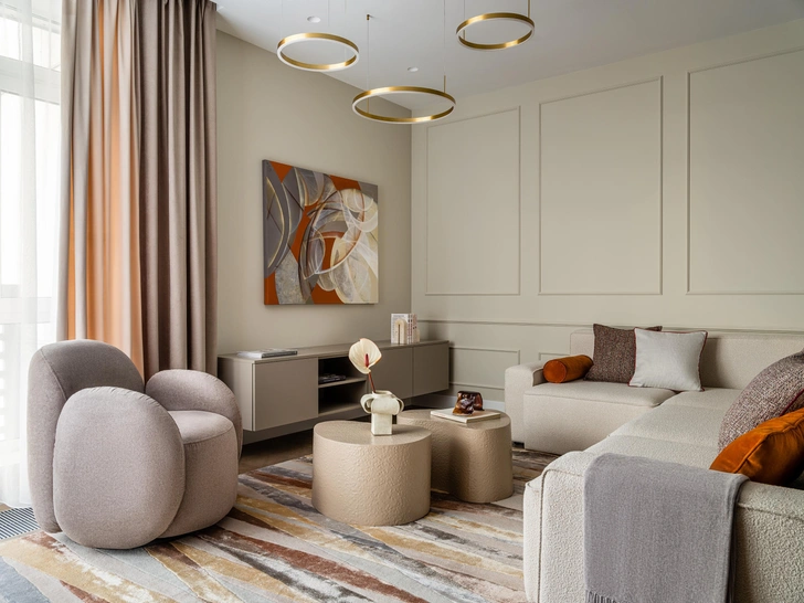Диван, IdealBeds. Светильник, Kink light. Декор, Izzi Decor, Chiaro Home. Журнальные столики, Designboom. Картина, Ольга Рикун. Ковер, Art de Vivre. | Источник: Евгений Кулибаба. Стиль: Ольга Рябова