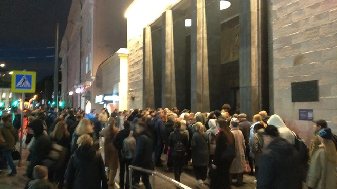 Москвичи пожаловались на столпотворения у одной из самых популярных станций Арбатско-Покровской линии | Источник: ЕдемЧат / T.me