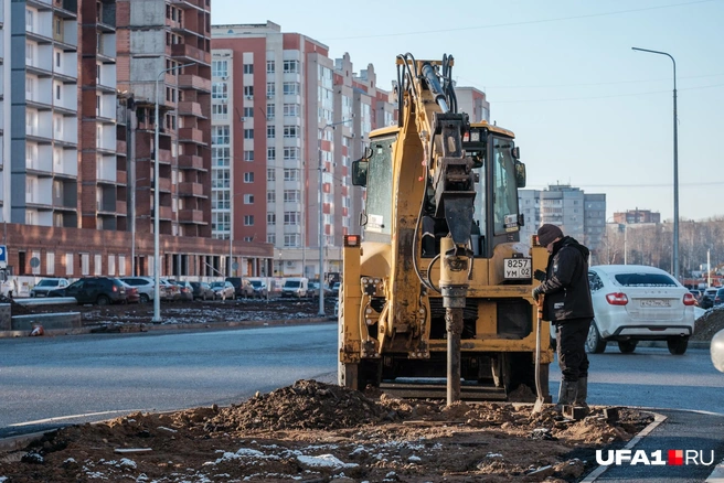 Сверлят отверстия для нового знака | Источник: Булат Салихов / UFA1.RU