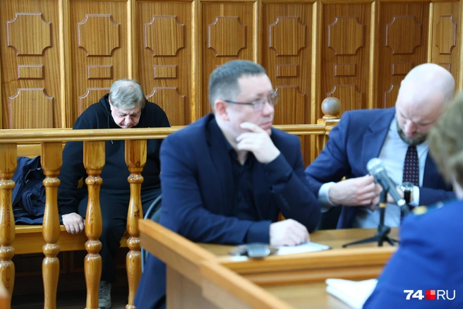 И порой просто поглядывал в пол | Источник: Михаил Шилкин