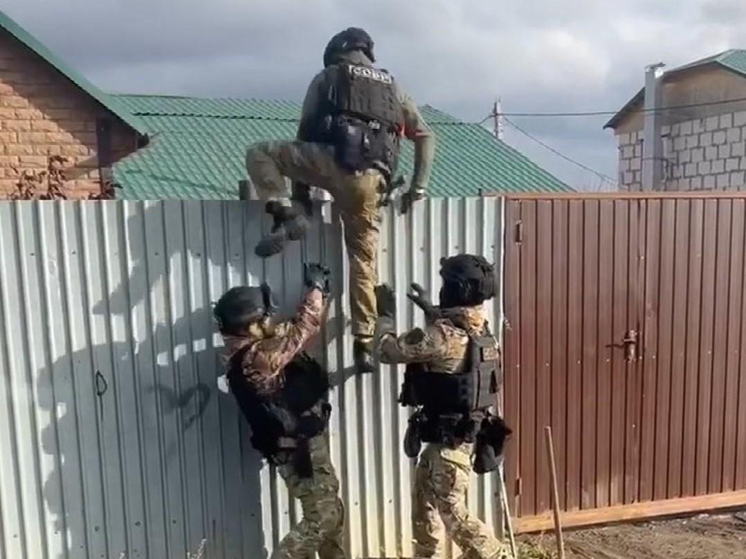 СОБР нагрянул в коттедж к цыганской гадалке из Челябинска (видео)