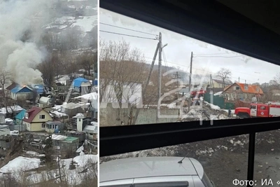 В Петропавловске-Камчатском пожарные тушат дом на две семьи