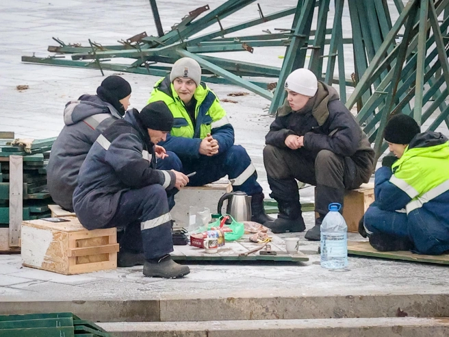 На площадке активно ведётся монтаж ледовых сооружений | Источник: Владислав Лоншаков / E1.RU 