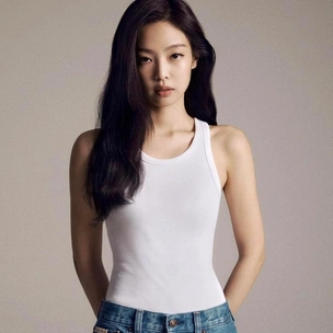 Еще один взгляд на деним этой весной: Дженни из Blackpink и ее «кельвины». 12 новых фото и видео