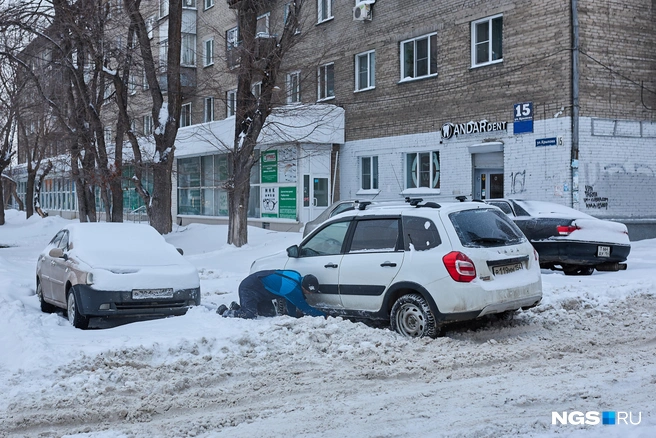 Выехать с парковки невозможно | Источник: Александр Ощепков / NGS.RU