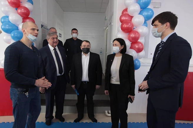 На открытие детской спортшколы Дениса Ярцева (на фото слева) приезжал не только на тот момент гендиректор ЧЭМК Павел Ходоровский (второй слева), но и глава города Наталья Котова с другими чиновниками | Источник: Администрация Челябинска / Vk.com