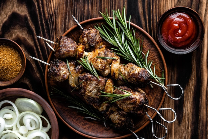 с чем нельзя сочетать шашлык, мясо для шашлыка, домашний шашлык | Источник: Sunny Forest/Shutterstock/Fotodom.ru