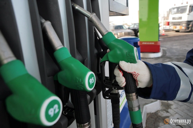 Заправлять автомобиль с каждым разом все дороже | Источник: Сергей Коньков / FONTANKA.RU