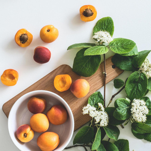 Чем полезны абрикосы для женского здоровья?