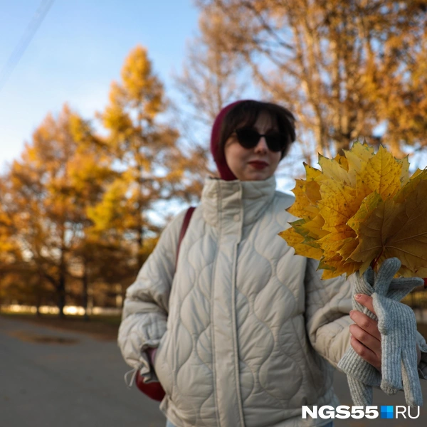 Букет из кленовых листьев — всегда символ осени | Источник: Евгений Софийчук / NGS55.RU