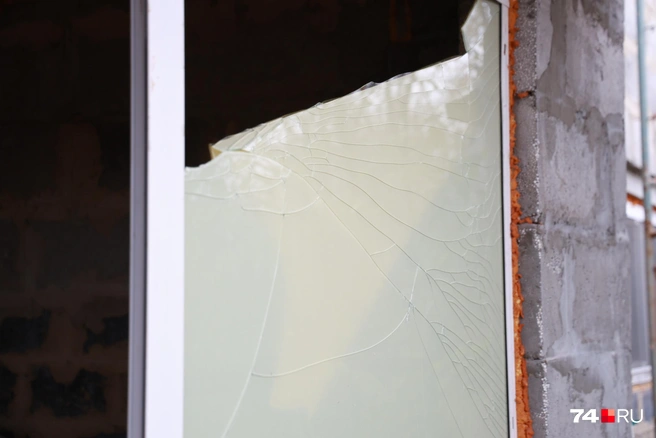 Окна в доме придется ставить заново | Источник: Михаил Шилкин