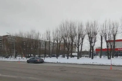 Автомобиль сбил женщину с ребенком в Тюмени