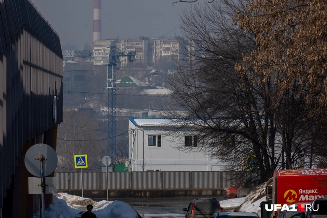 Вдоль забора идет Степана Злобина | Источник: Булат Салихов / UFA1.RU