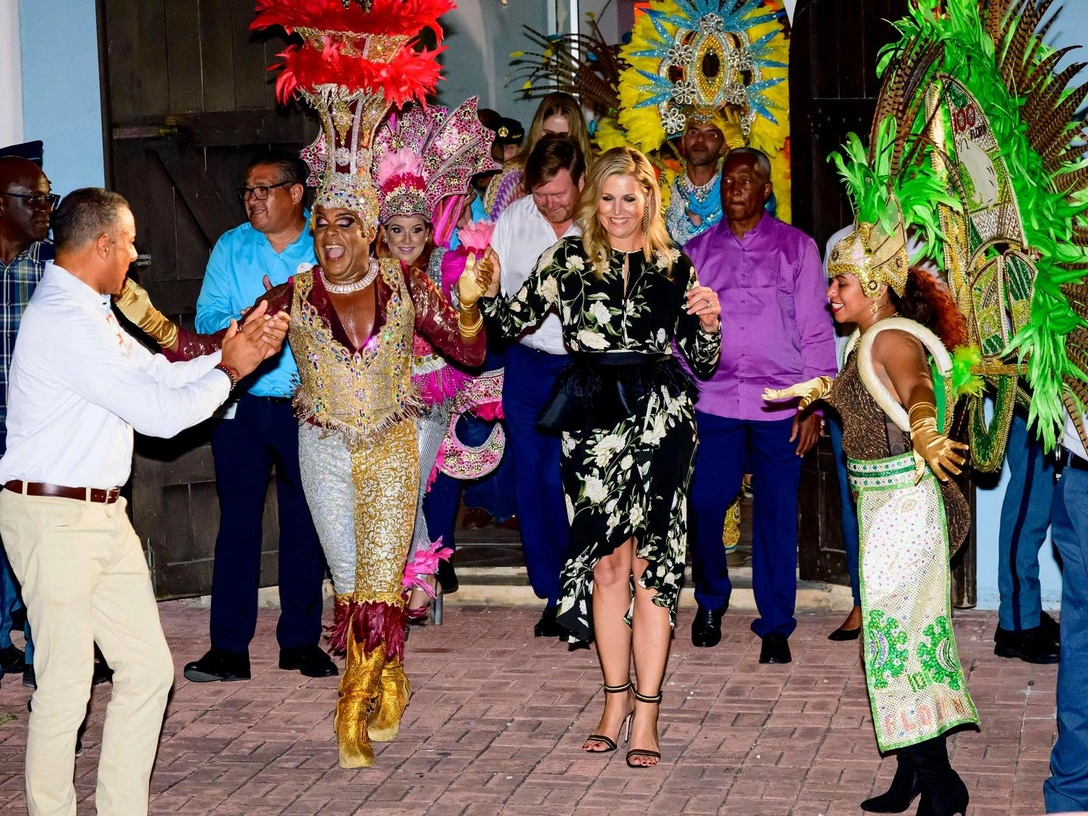 Королева Максима на фестивале Bon Bini в Форт-Зутмане, Аруба, 31 января 2023 | marieclaire.ru