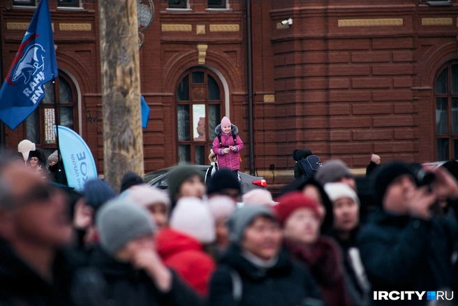 А кто-то выбрал лучшее место для обзора, взгромоздившись на фонтан | Источник: Даниил Конин / «ИрСити»