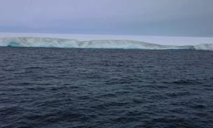 Самый большой в мире айсберг попал на видео: завораживающие кадры из Антарктики