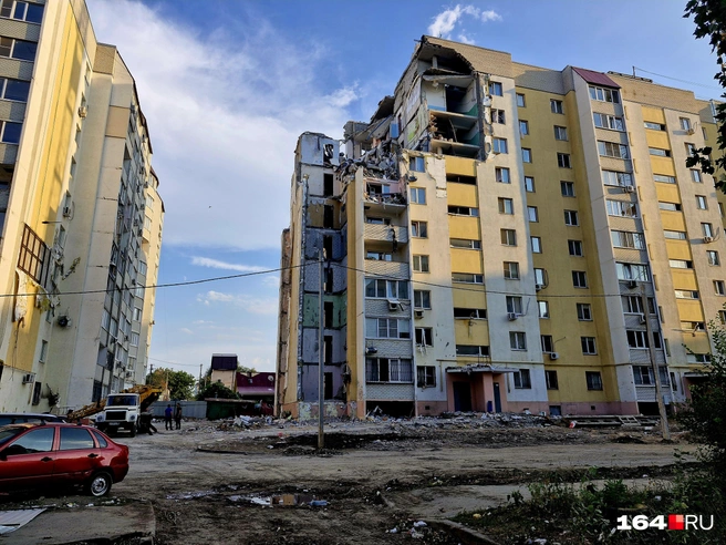 От взрыва пострадал не только дом на Блинова, 2, но и стоящее напротив здание | Источник: Виктория Федорова / 164.RU