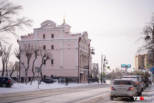 Первым из старинных домов, привлекших внимание Виктории, стал дом купца Вульфа Рабиновича на Первомайской. Ему, только представьте, больше 100 лет | Источник: Илья Чикотин / 72.RU 