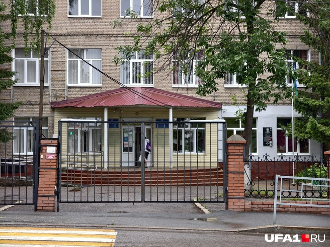В 95-й учился Александр Доставалов, получивший в 2000 году посмертно звание Героя РФ&nbsp;— мемориальная табличка видна на снимке справа | Источник: Булат Салихов / UFA1.RU