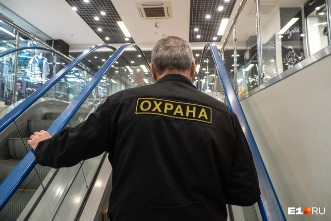 В ТЦ охранникам платят в разы больше, чем в школах, но даже туда согласны идти не все | Источник: Михаил Огнев / Городские медиа