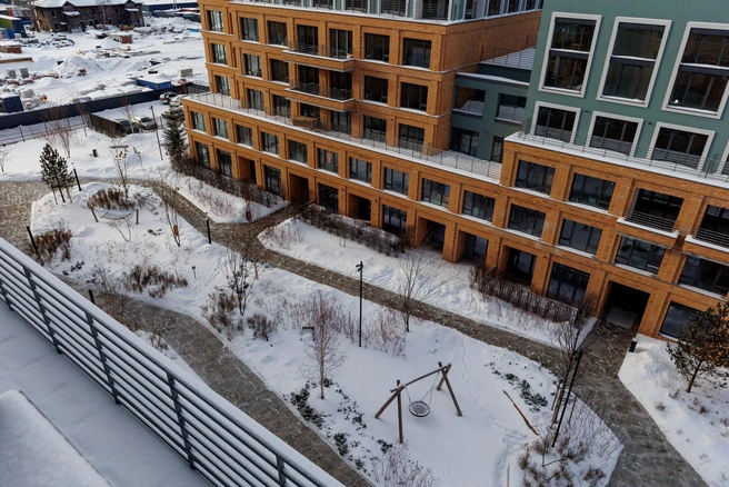 Внизу небольшой дворик, который пока еще пустует | Источник: Ирина Шарова / 72.RU