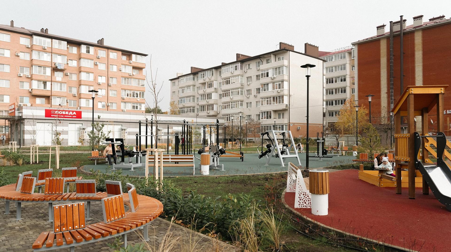 А в поселке Российском на месте знаменитой лужи построили сквер  | Источник: Дарья Паращенко / 93.RU