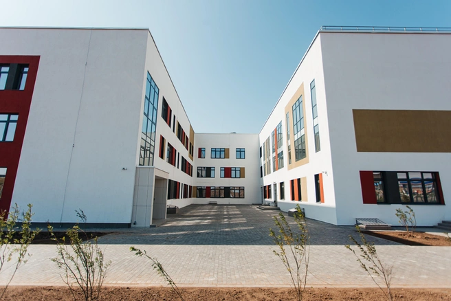 Школа полностью адаптирована для маломобильных граждан, оснащена лифтами | Источник: Ксения Зимина