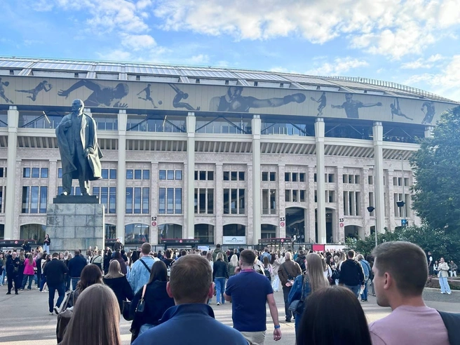 По словам москвички Дарьи, больше всего народу у входа на фан-зону | Источник: Читатель MSK1.RU