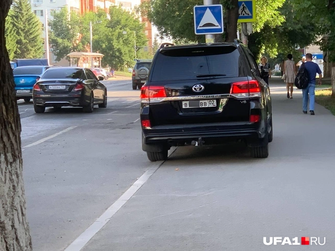 Коль номерок стал блатным — можно и парковаться где попало | Источник: Андрей Бирюков / UFA1.RU