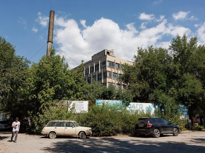 Здание бывшего таксопарка не сразу опознается со стороны | Источник: Алексей Волхонский / V1.RU