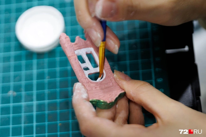 После этого идет детализация. Важно делать всё аккуратно, только ровные линии | Источник: Ирина Шарова / 72.RU