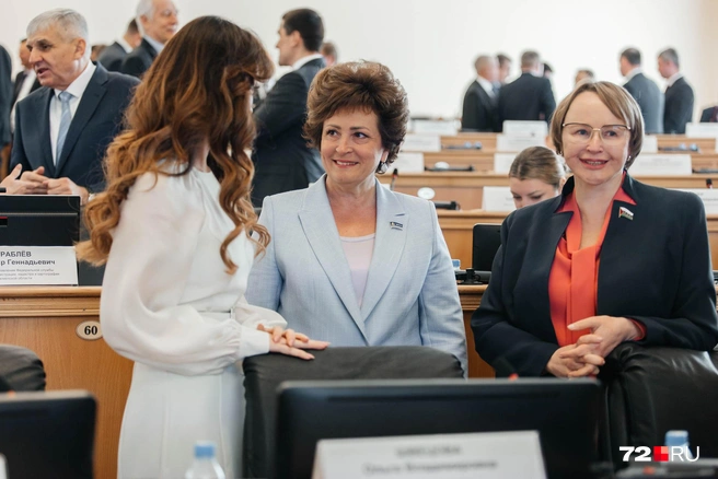 О чем-то мило беседуют два депутата облдумы Ольга Швецова (слева) и Оксана Величко (справа) с председателем гордумы Светланой Ивановой (в центре) | Источник: Ирина Шарова / 72.RU