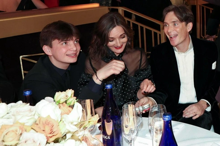 Аран Мерфи, Ивонн Макгиннесс и Киллиан Мерфи на 81-й церемонии вручения премии «Золотой глобус», состоявшейся в отеле Beverly Hilton 7 января 2024 года в Беверли-Хиллз, Калифорния | Источник: Christopher Polk/Getty Images