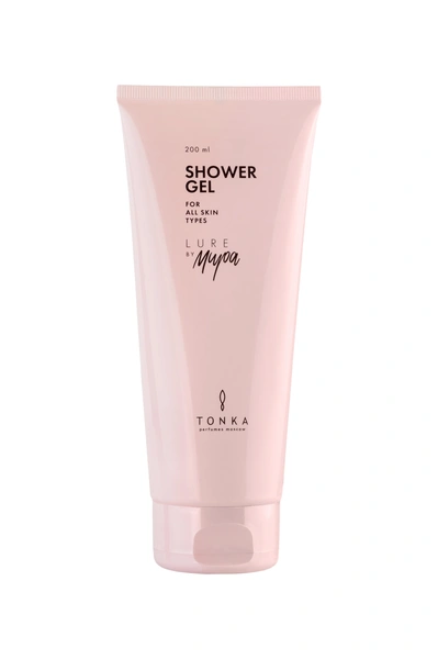 Гель для душа Lure by Mira Tonka Perfumes MoscowБренд селективной парфюмерии представил увлажняющий гель для душа с чувственным ароматом Lure by Mira. Парфюмерная композиция соткана из нежных цветов фрезии и водного лотоса, сочных ягод личи, теплой ванили и белого мускуса. Нежный гель бережно очищает кожу тела, смягчает ее и оставляет чарующий шлейф.