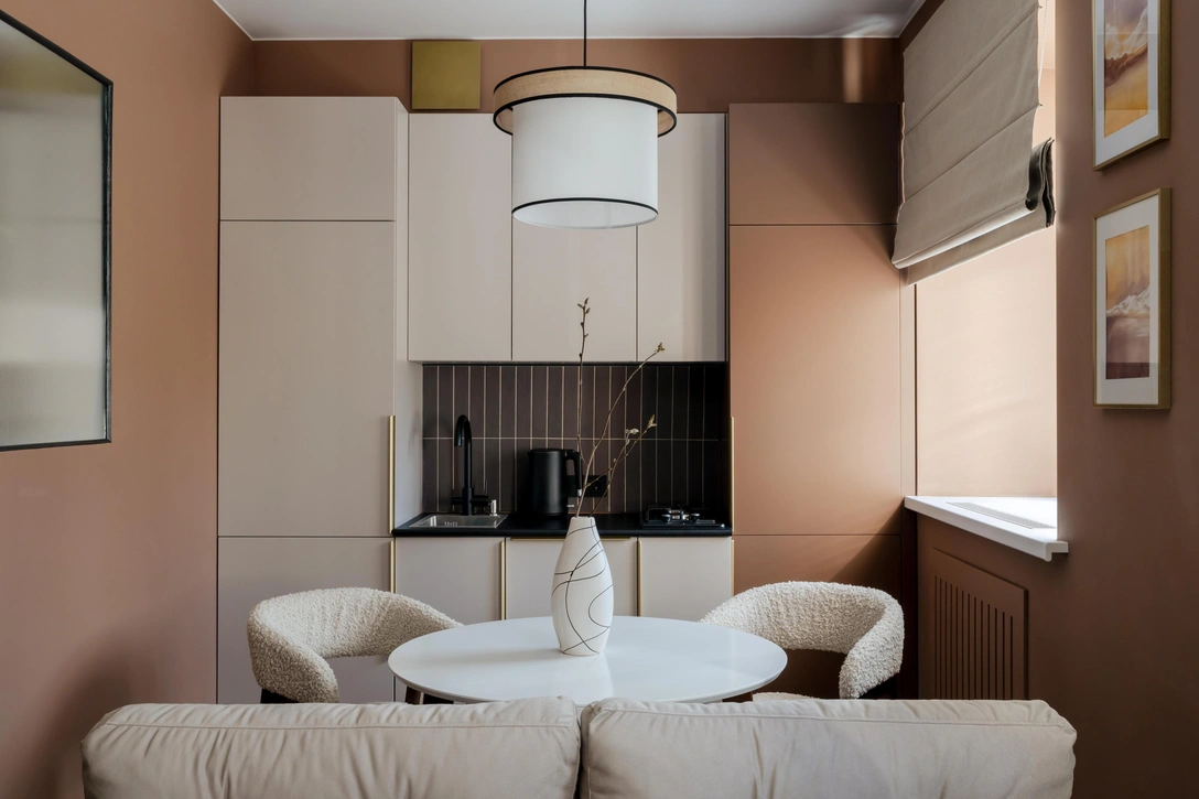 Светильник Mixture, Freya. Стол Bosco, TetChair. Стулья, Smirnov. | Источник: Анна Скударь