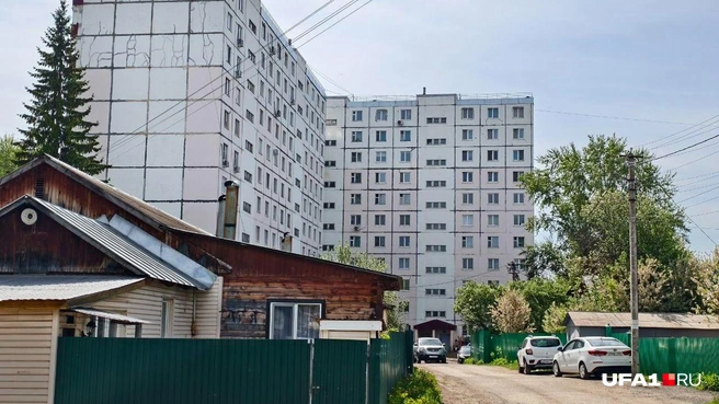 Частный домик возле многоэтажки&nbsp;— в Уфе этим никого не удивишь | Источник: Булат Салихов / UFA1.RU