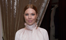 Два лебедя в одинаковых платьях: Наталья Подольская впервые вышла на сцену с сестрой-двойняшкой