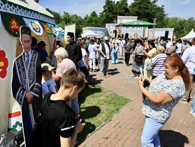 Желающих сфотографироваться с фигурой было немало | Источник: Михаил Шилкин