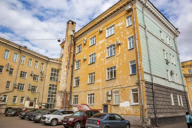 Судя по старым кадрам, раньше стены были желтого цвета со всех сторон | Источник: Кирилл Поверинов / 76.RU