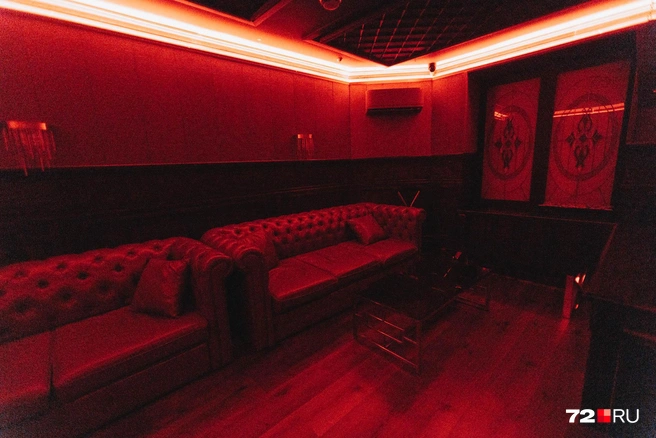 Комната для привата. Шесть минут танца здесь обойдутся гостю в 4 тысячи рублей | Источник: Ирина Шарова / 72.RU